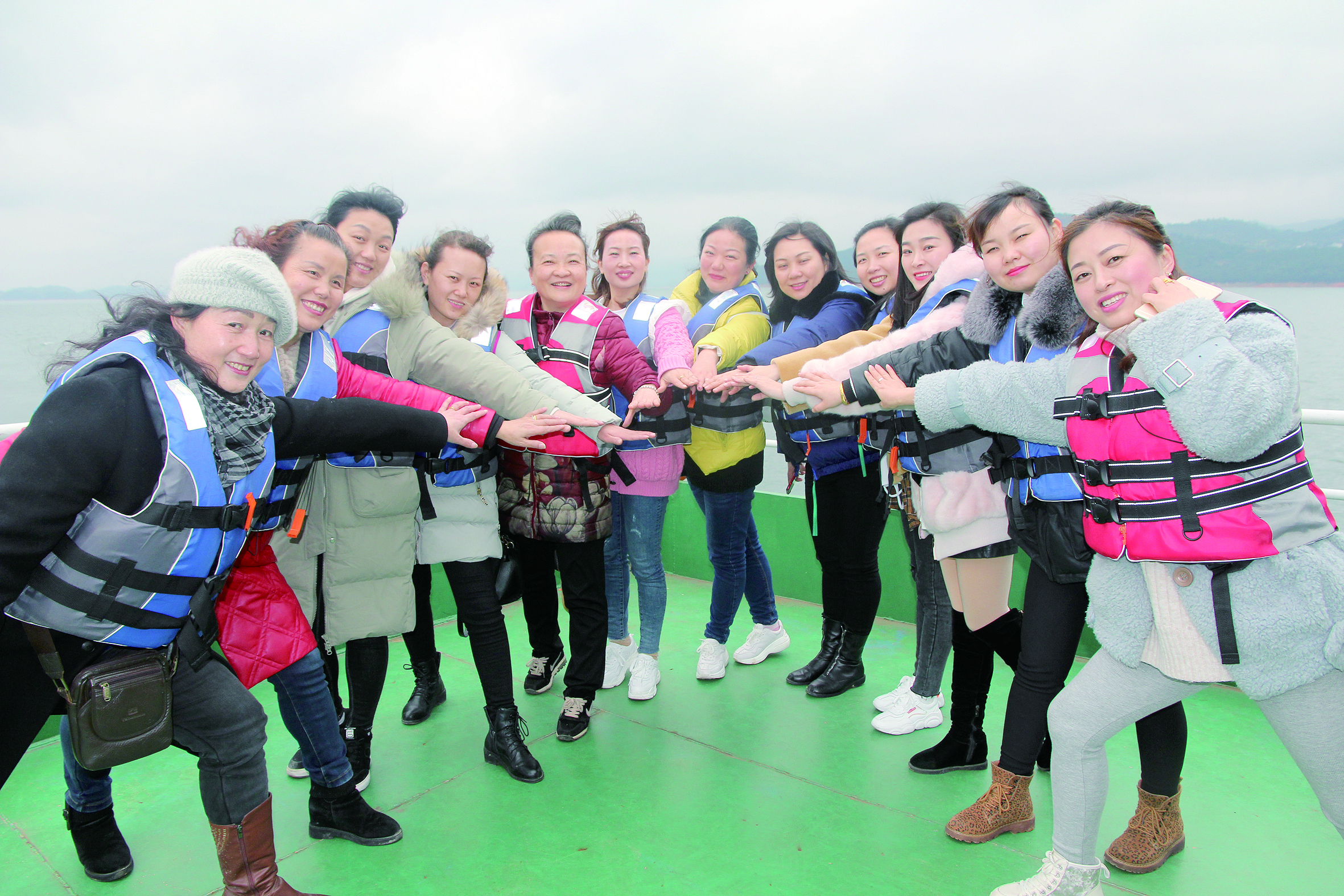 圖為女員工們在誓言：“我為邵陽湘運加油，我與邵陽湘運共存?！? 李高雄  攝影報道